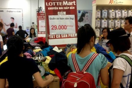 Thời gian gần đây, khách hàng vào Trung tâm thương mại Lotte Mart, quận 7 sẽ bất ngờ với hình ảnh một nhãn hàng thời trang trưng bày các gian bán quần áo theo trọng lượng.